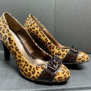 Söfft women’s leather leopard print pumps. 
Size 8M